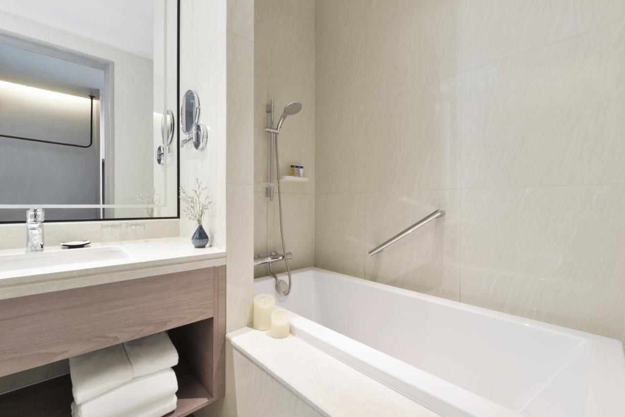 Centre Point Hotel Terminal21 Korat Nakhonratchasima Dış mekan fotoğraf Bathroom