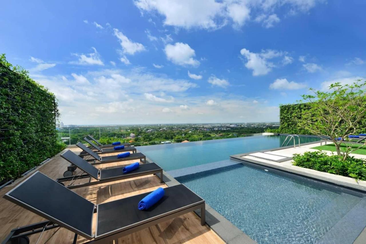 Centre Point Hotel Terminal21 Korat Nakhonratchasima Dış mekan fotoğraf Infinity pool at the hotel