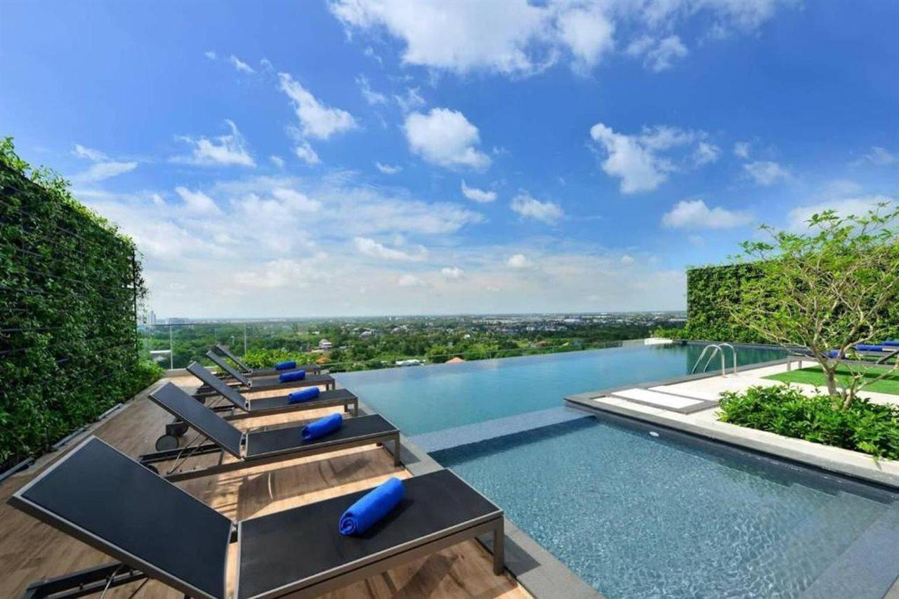 Centre Point Hotel Terminal21 Korat Nakhonratchasima Dış mekan fotoğraf Infinity pool at the hotel