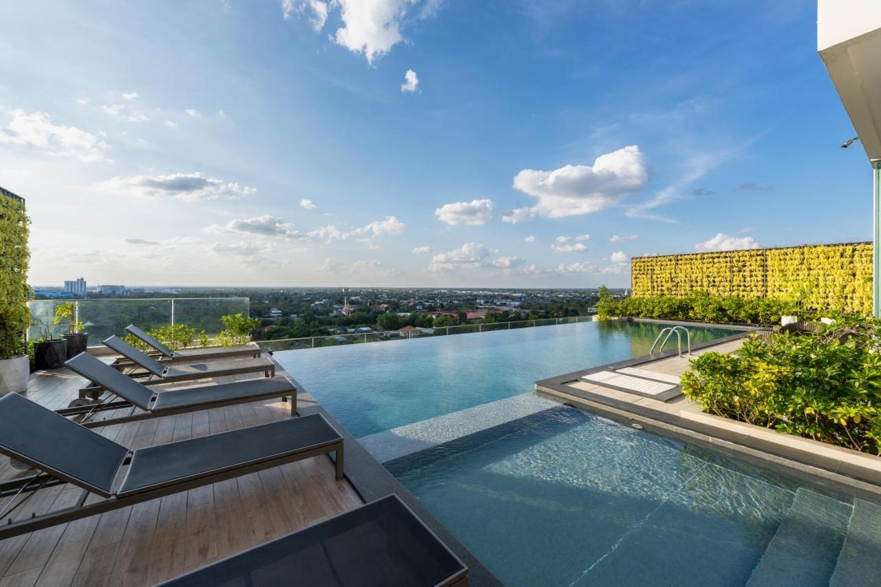 Centre Point Hotel Terminal21 Korat Nakhonratchasima Dış mekan fotoğraf Infinity pool at the rooftop