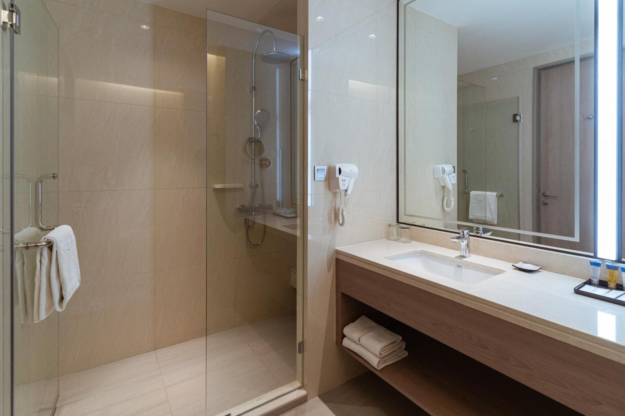 Centre Point Hotel Terminal21 Korat Nakhonratchasima Dış mekan fotoğraf A shower enclosure in a hotel bathroom